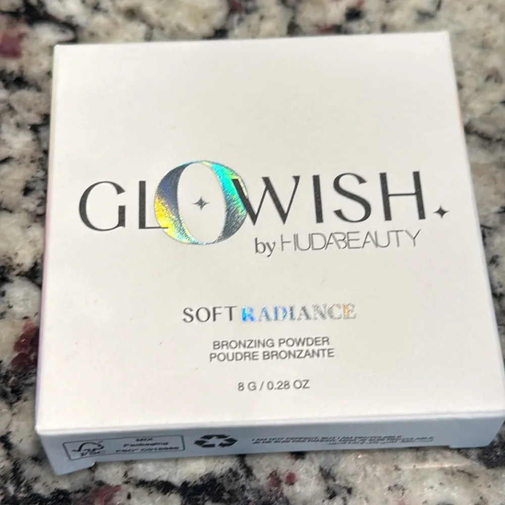 Huda Glowish Soft Radiance Bronzing Powder in Medium RARE!